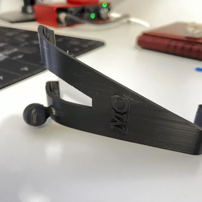 Giá đỡ điện thoại gắn trên Volvo V40