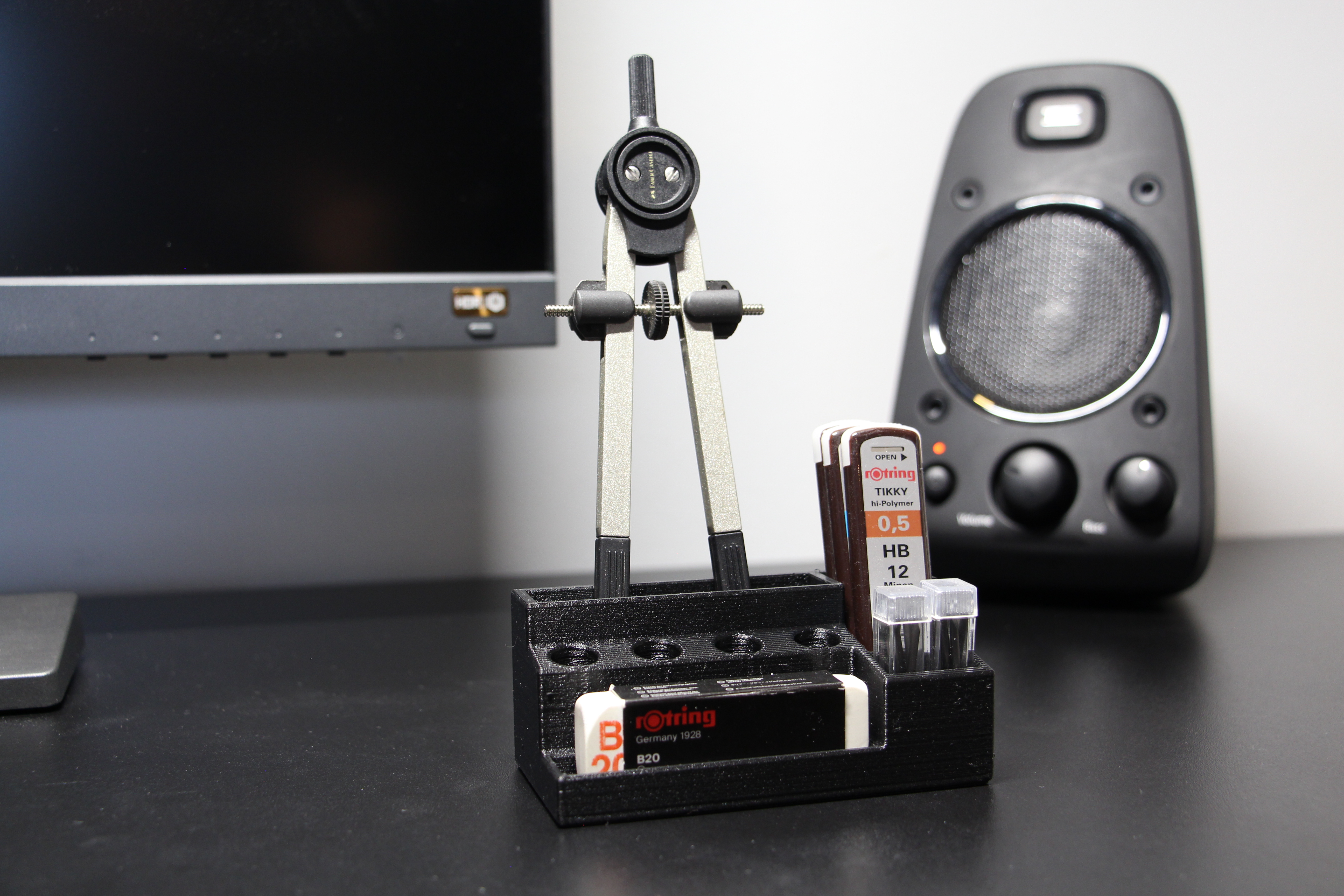 Hộp Đựng Bút + Khe Cắm La Bàn