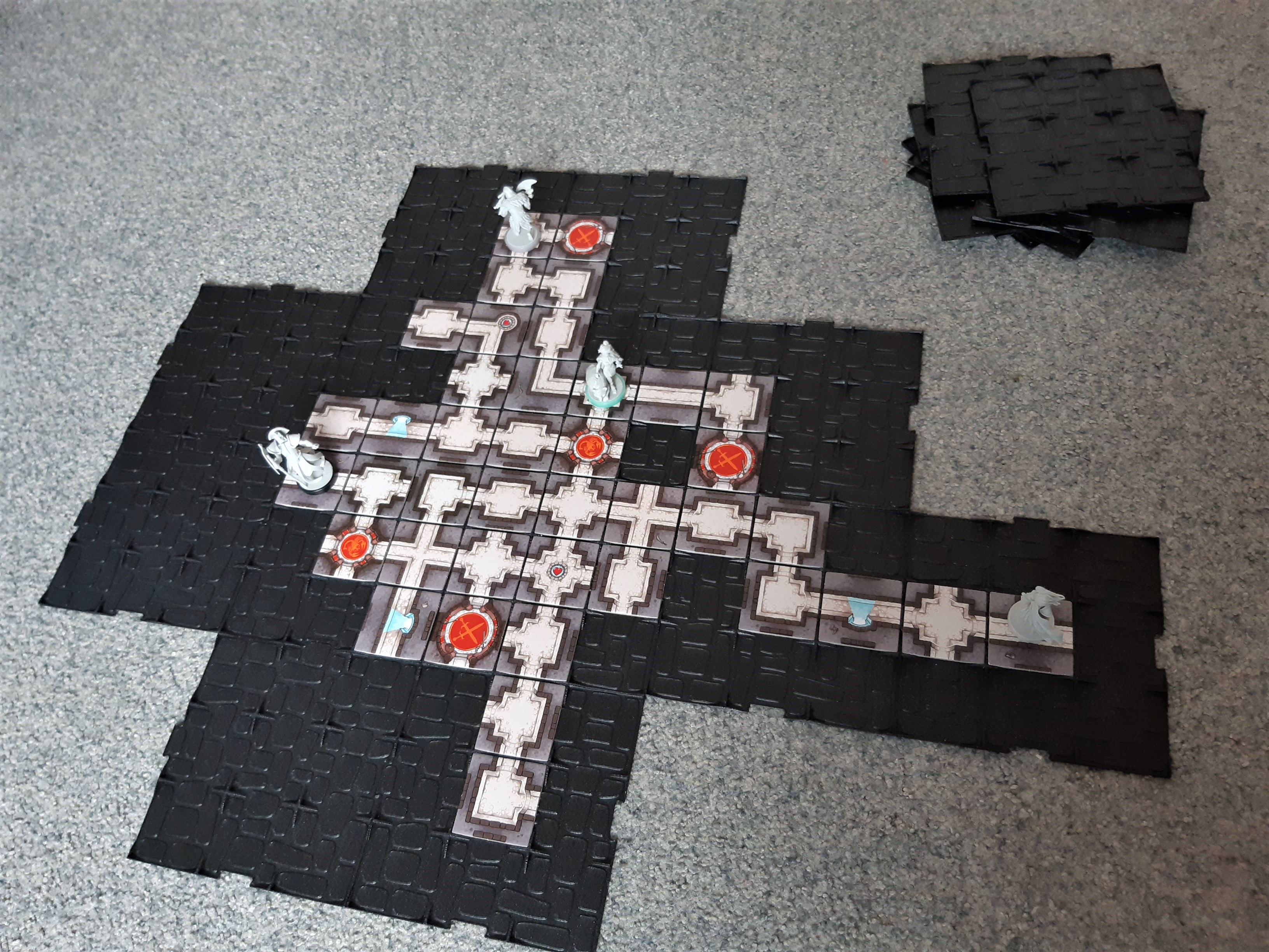 KARAK - Khay chia ô xúc xắc