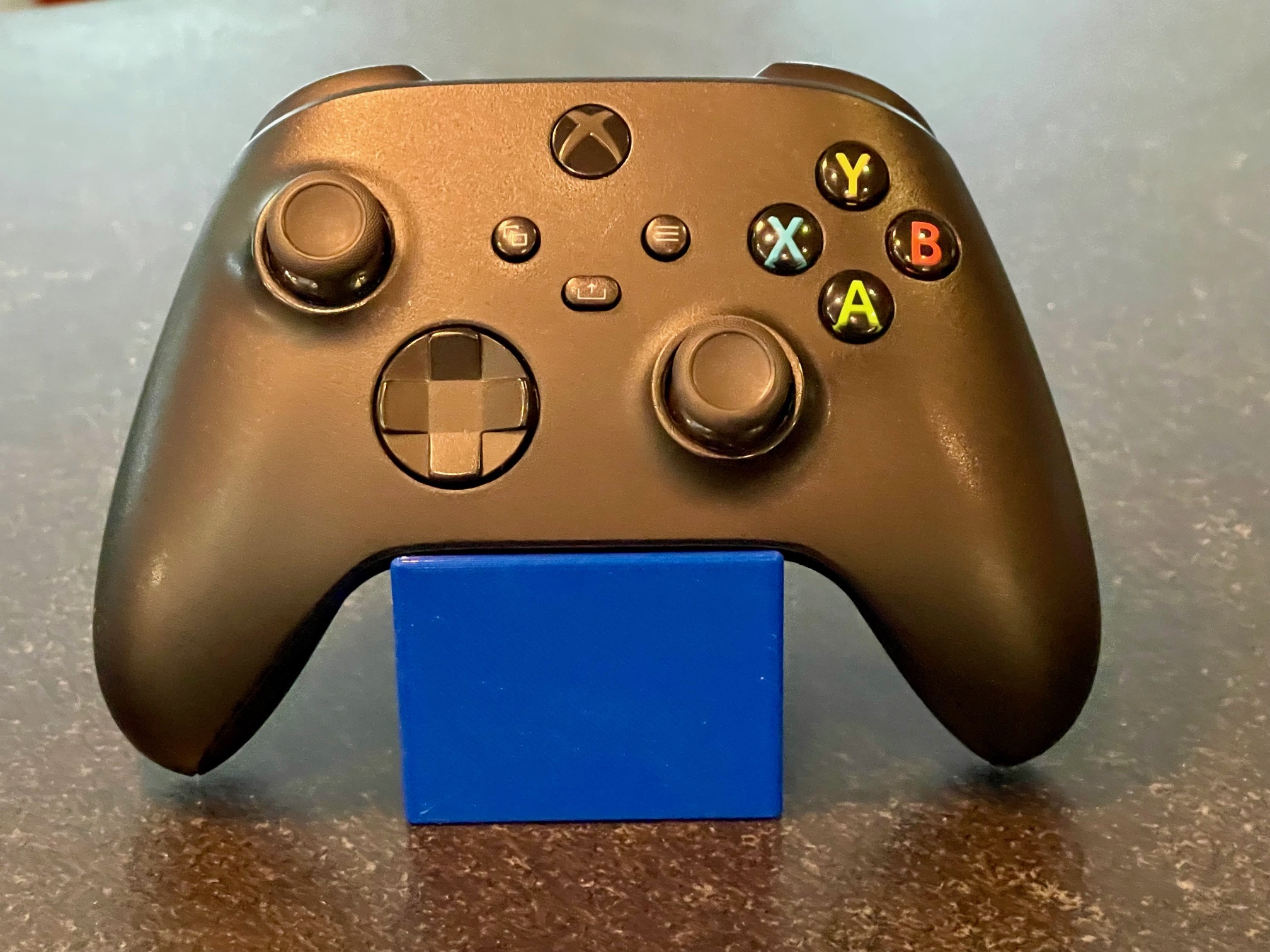 Giá đỡ tay cầm Xbox tối giản