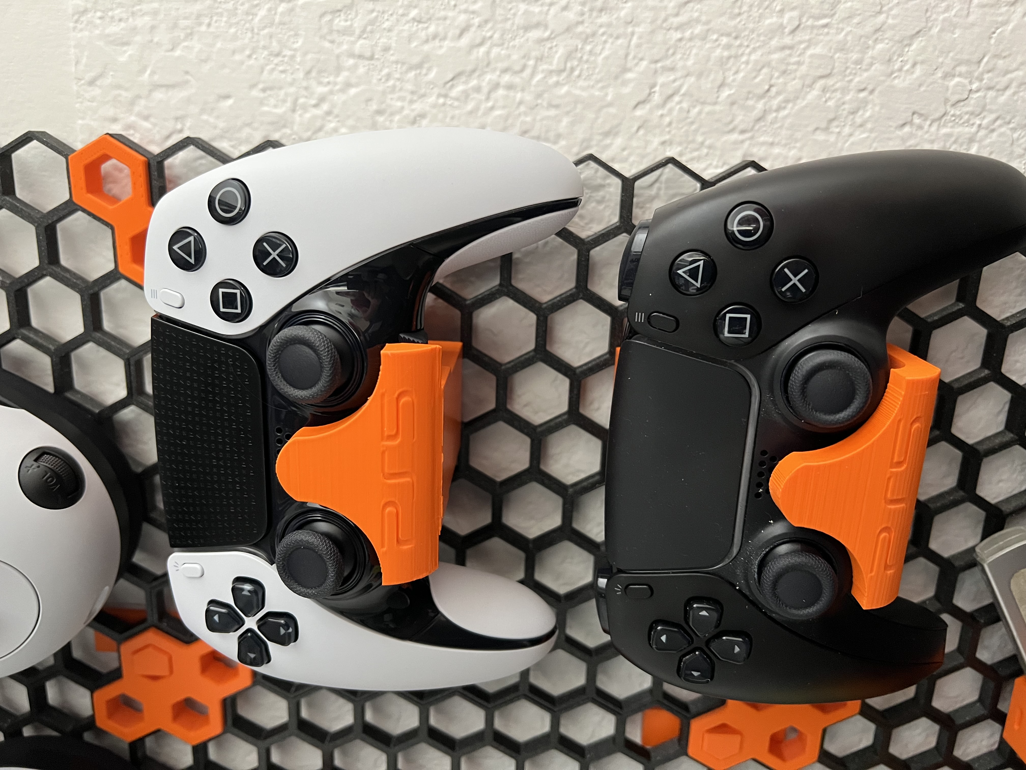 Giá Đỡ Treo Tường Tay Cầm PS5 DualSense và DualSense Edge Kiểu Tổ Ong