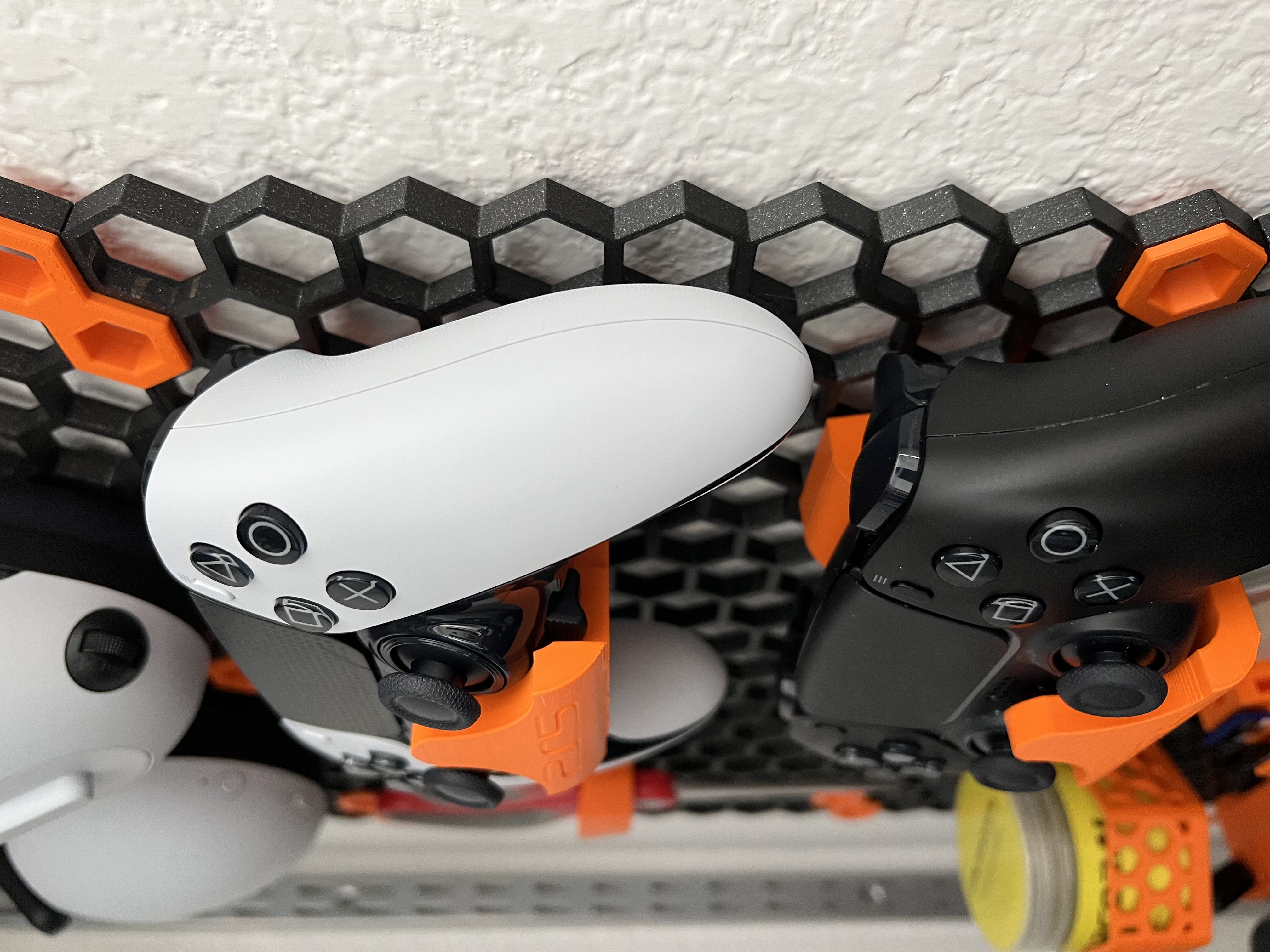 Giá Đỡ Treo Tường Tay Cầm PS5 DualSense và DualSense Edge Kiểu Tổ Ong