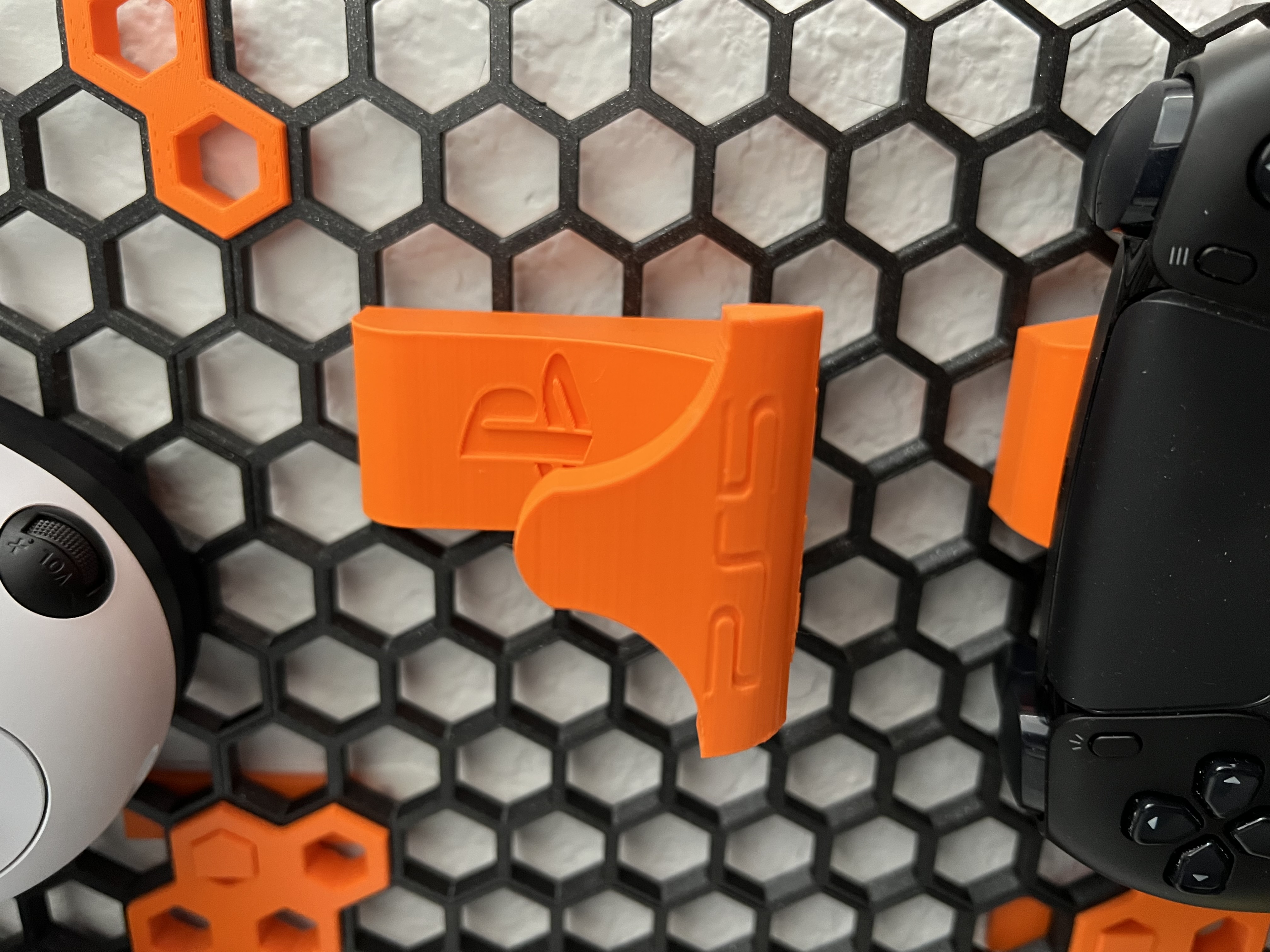 Giá Đỡ Treo Tường Tay Cầm PS5 DualSense và DualSense Edge Kiểu Tổ Ong