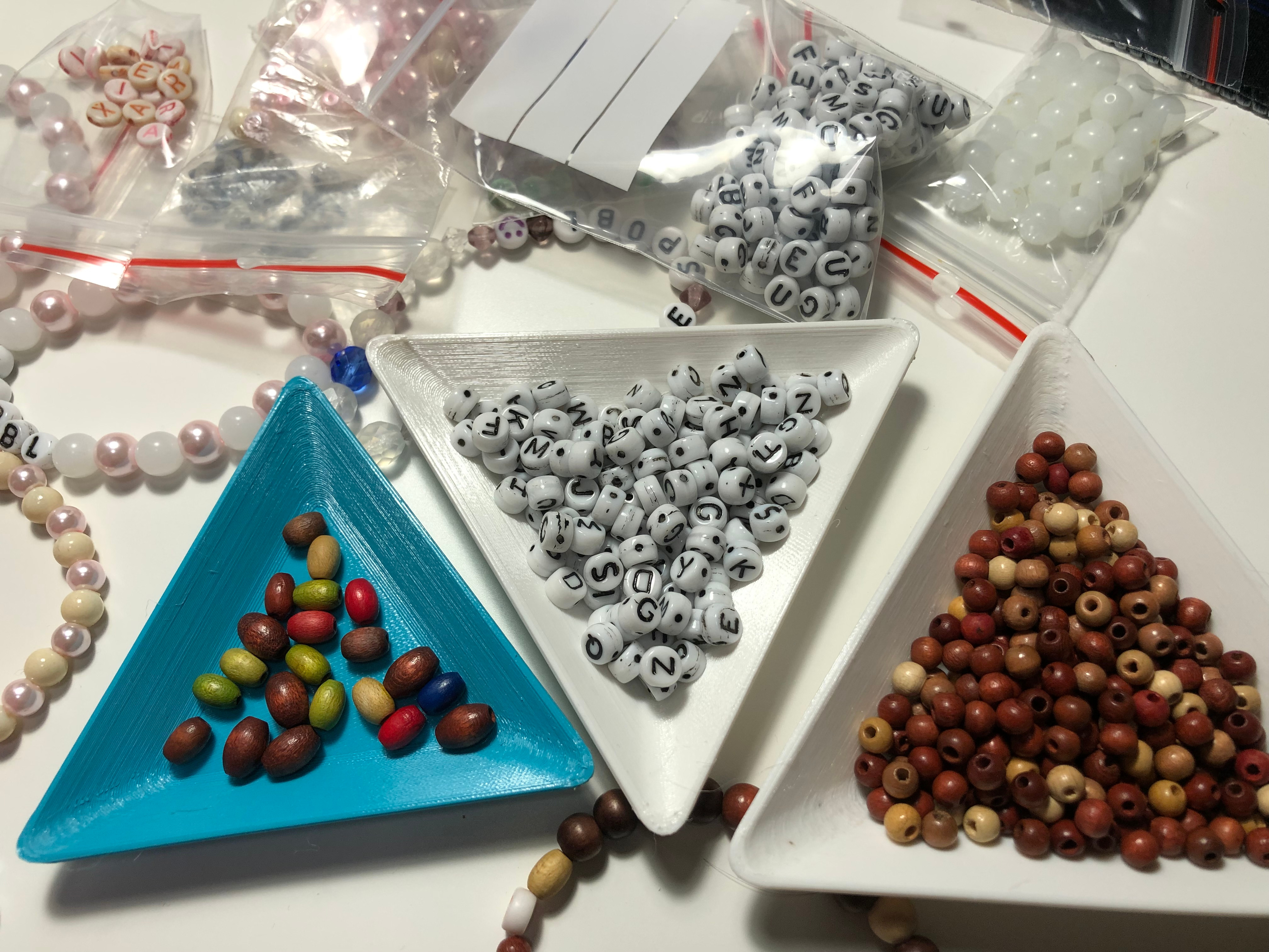 Tô hạt cườm tam giác, Thân thiện với túi zip, Có thể xếp chồng