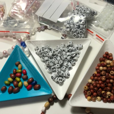 Tô hạt cườm tam giác, Thân thiện với túi zip, Có thể xếp chồng