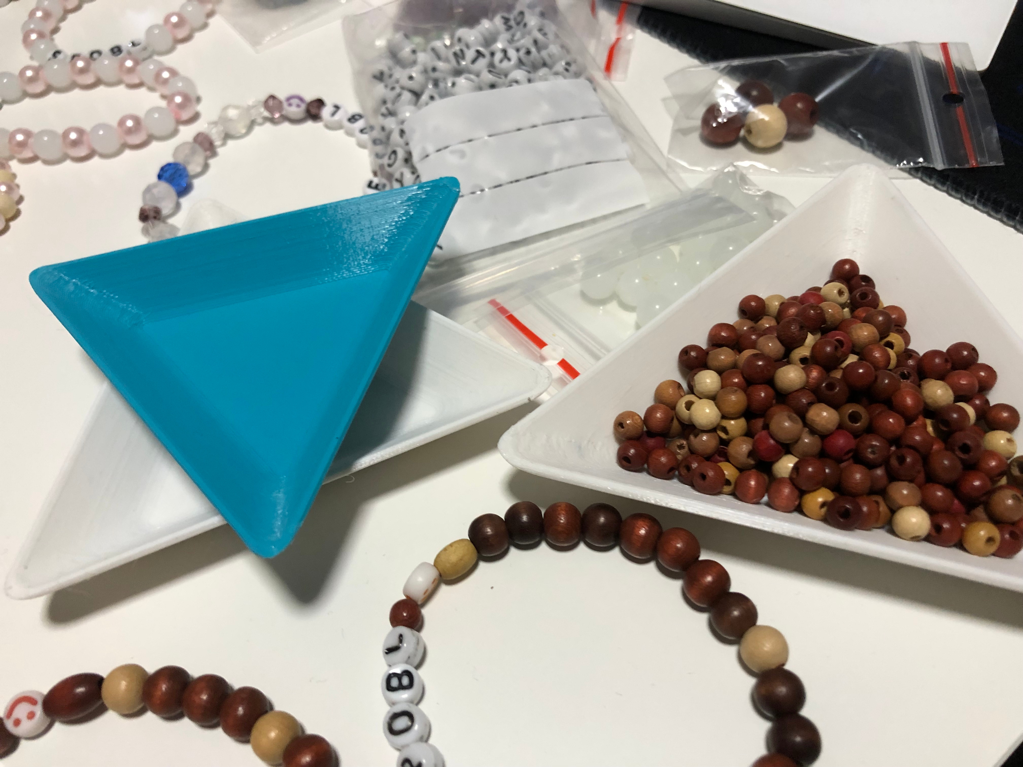 Tô hạt cườm tam giác, Thân thiện với túi zip, Có thể xếp chồng