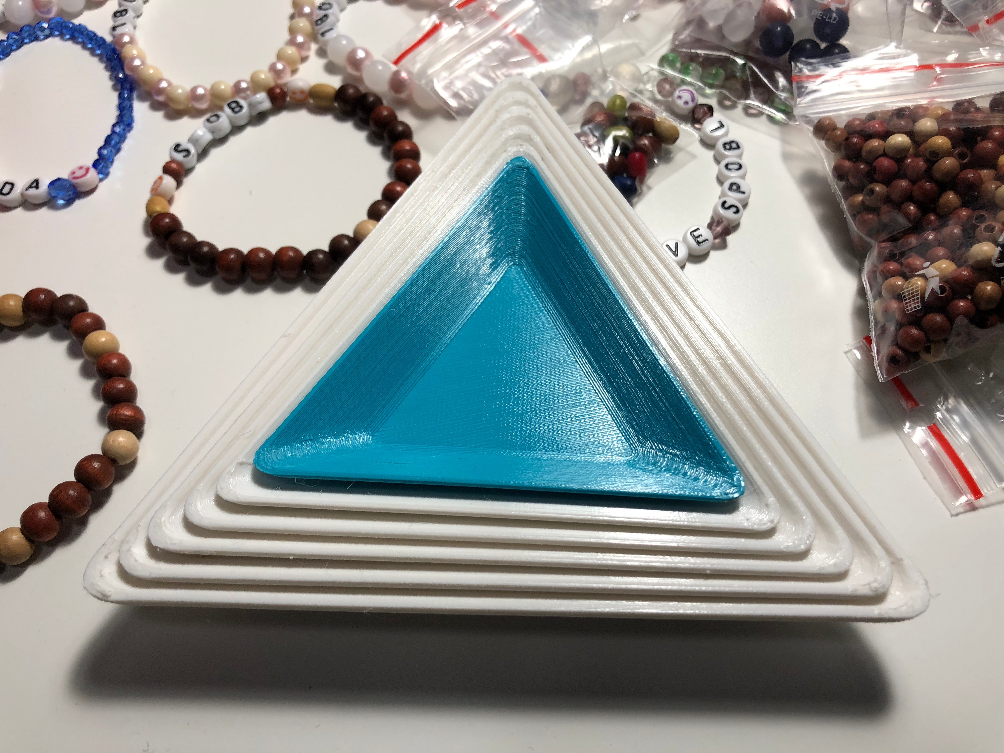 Tô hạt cườm tam giác, Thân thiện với túi zip, Có thể xếp chồng