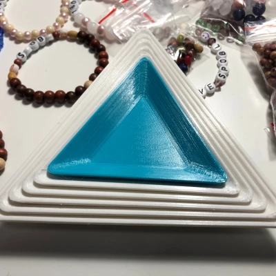 Tô hạt cườm tam giác, Thân thiện với túi zip, Có thể xếp chồng