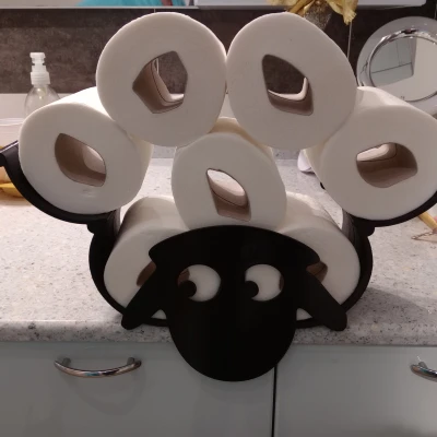 Mô hình cừu với cuộn giấy vệ sinh