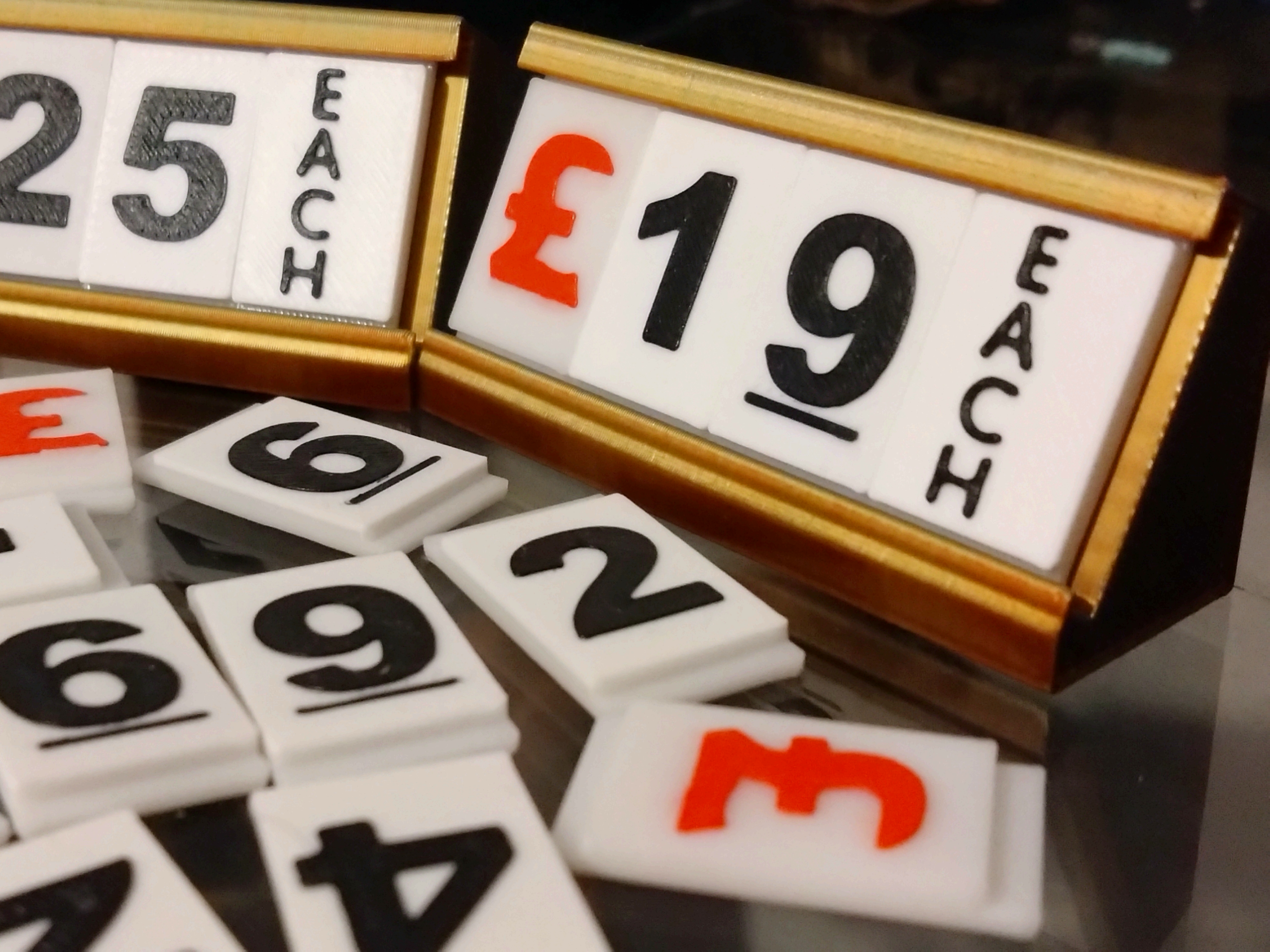 Giá Đỡ Thẻ Giá Có Chân Đế