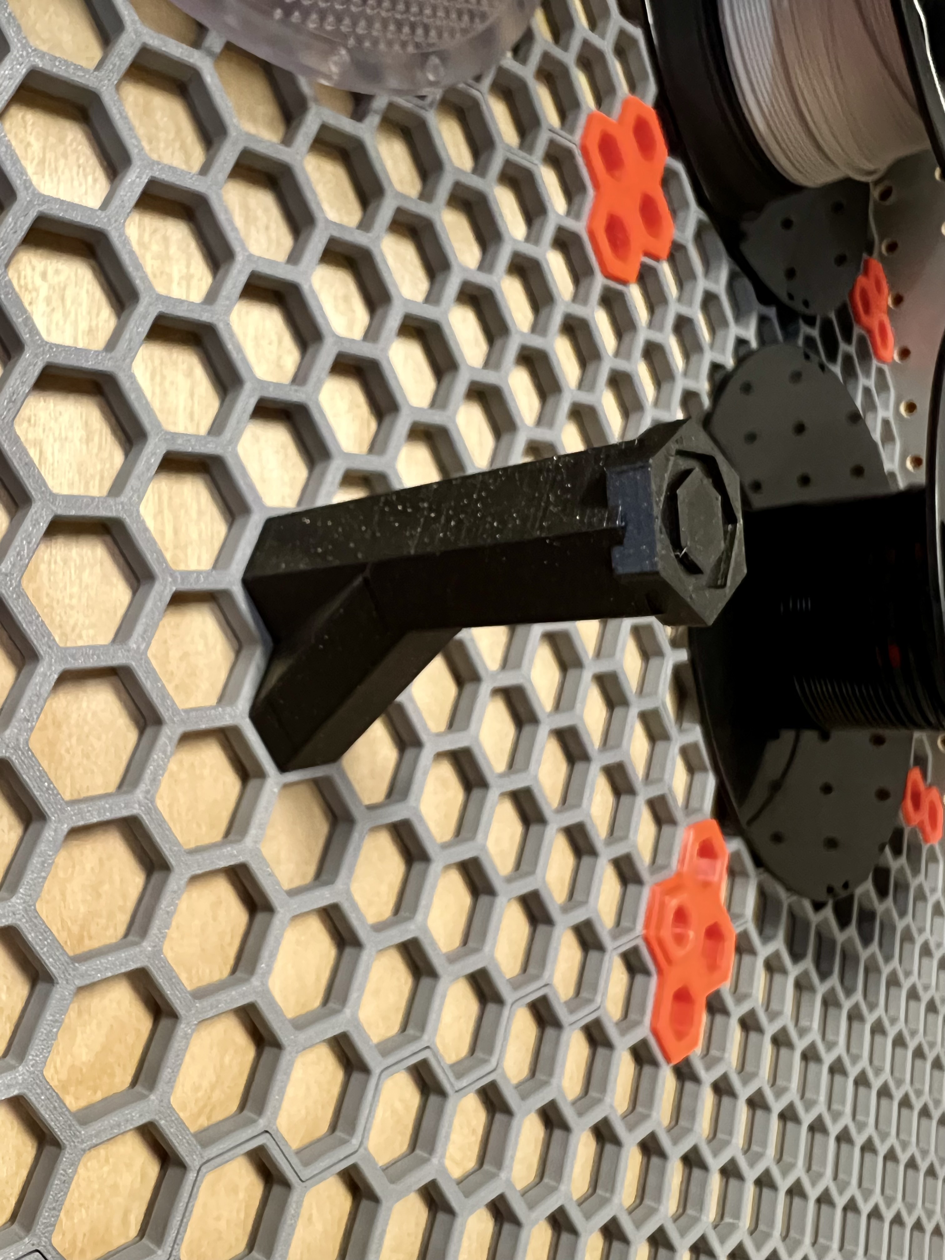 Giá Treo Cuộn Dây Nhựa Lên Tường Tổ Ong