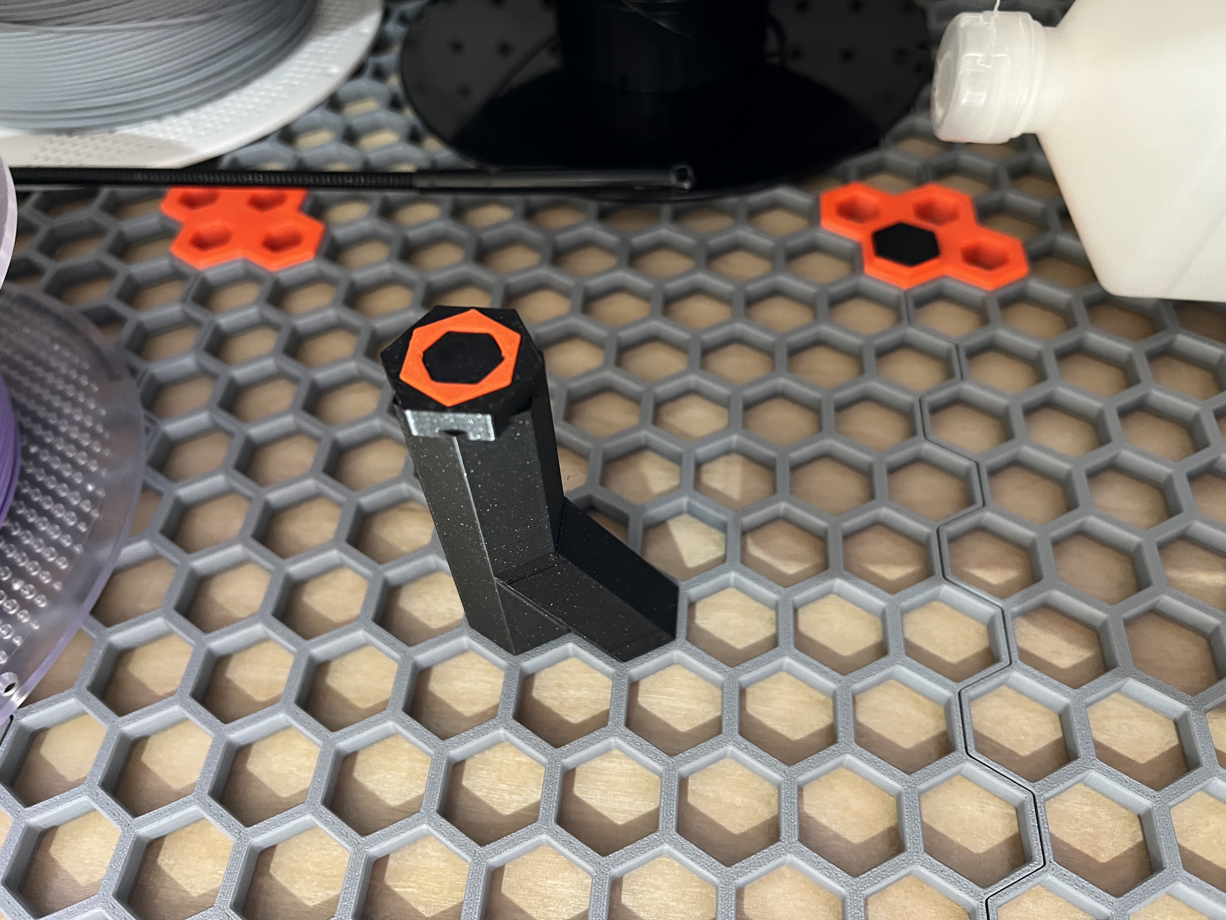 Giá Treo Cuộn Dây Nhựa Lên Tường Tổ Ong