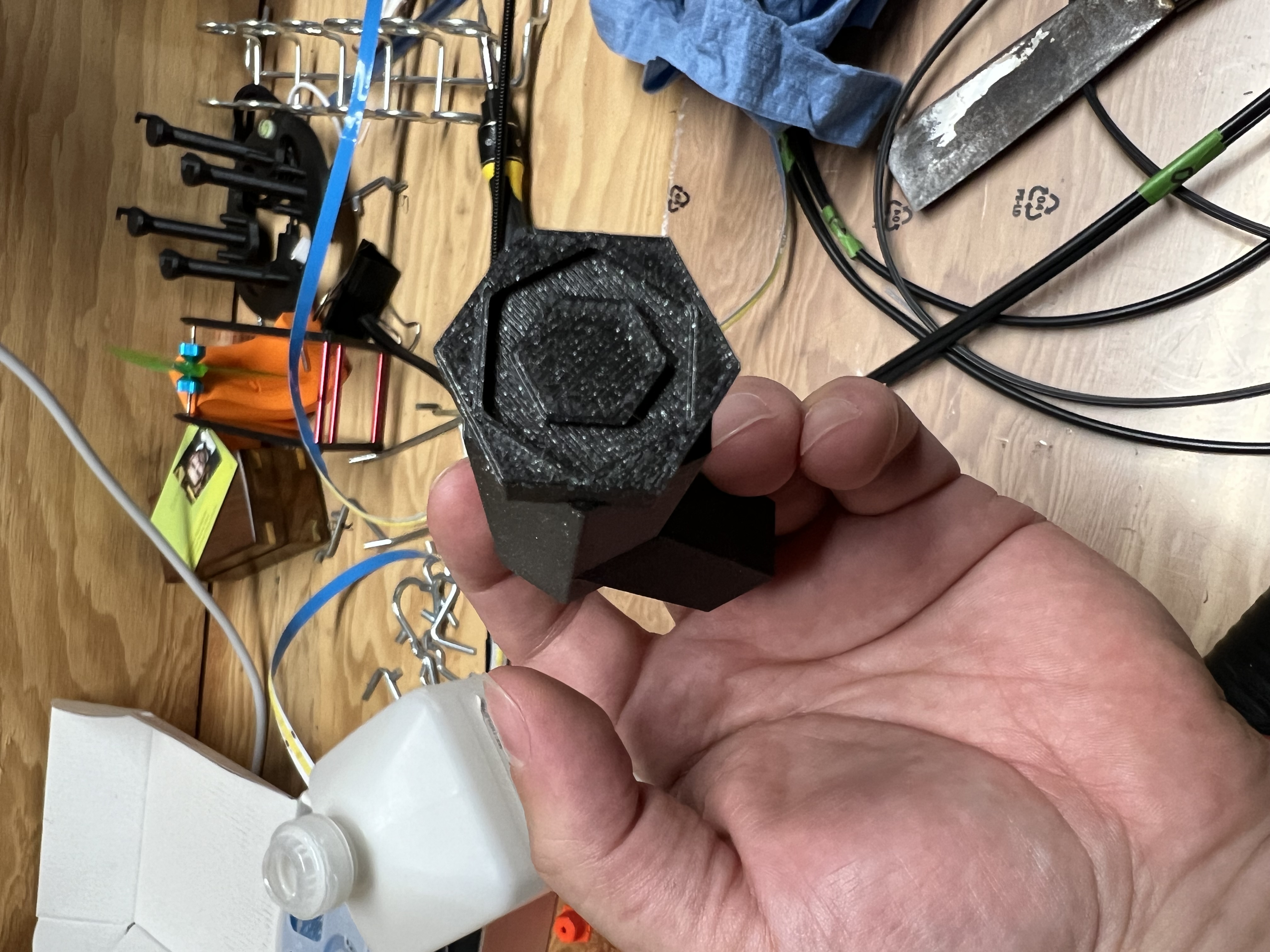 Giá Treo Cuộn Dây Nhựa Lên Tường Tổ Ong