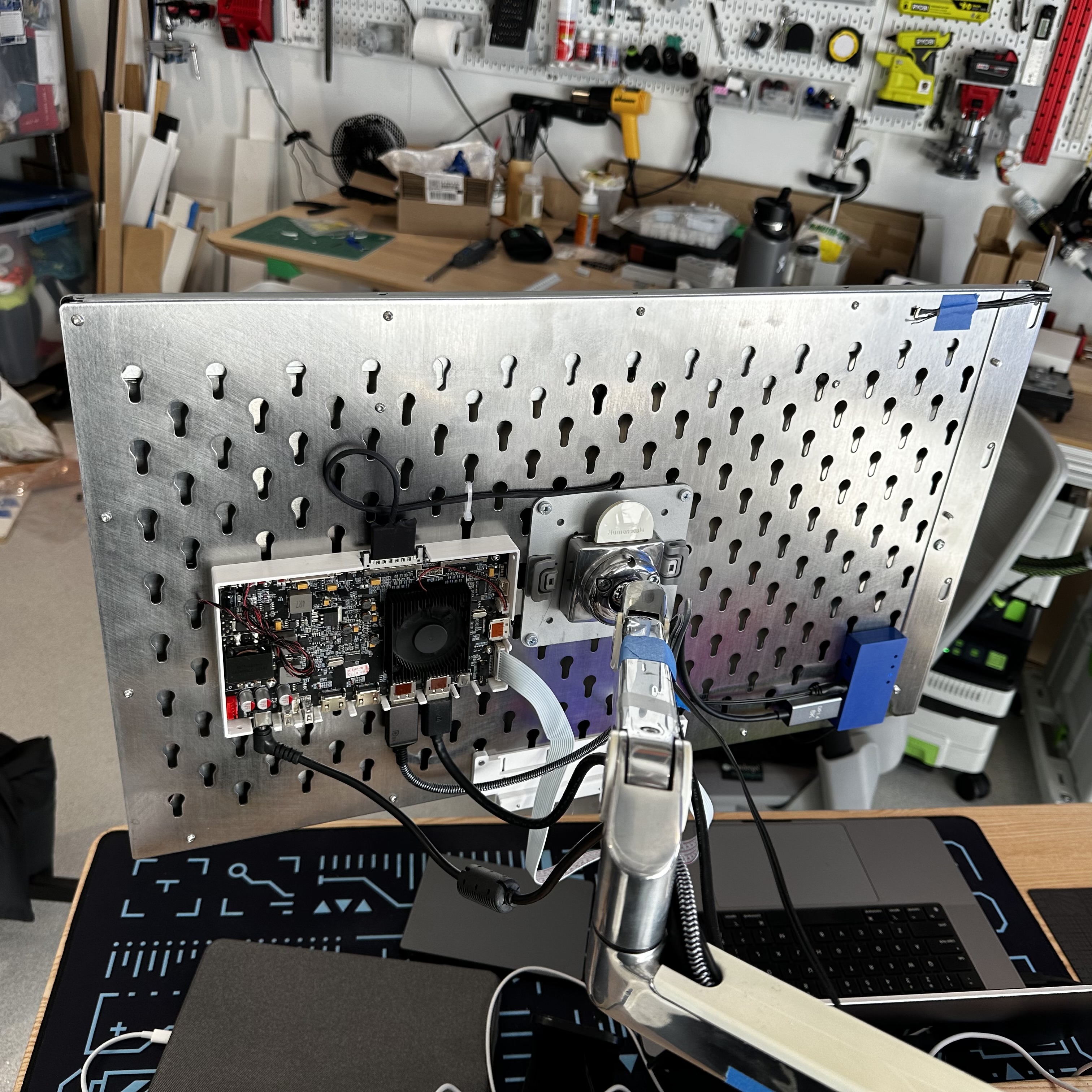 Màn Hình 5K Tự Làm Có Đế Gắn Kiểu Lỗ Khóa