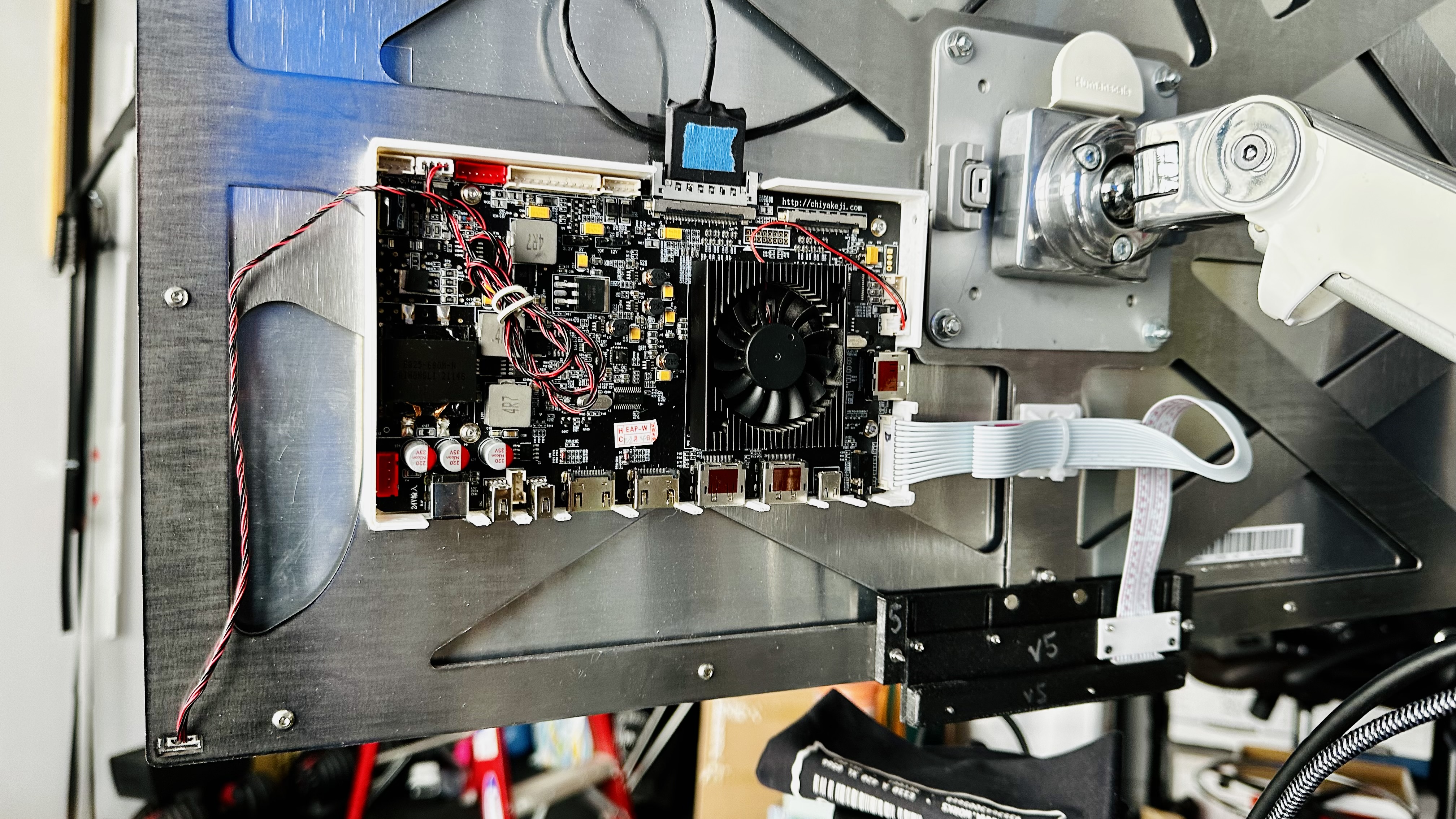 Màn Hình 5K Tự Làm Có Đế Gắn Kiểu Lỗ Khóa