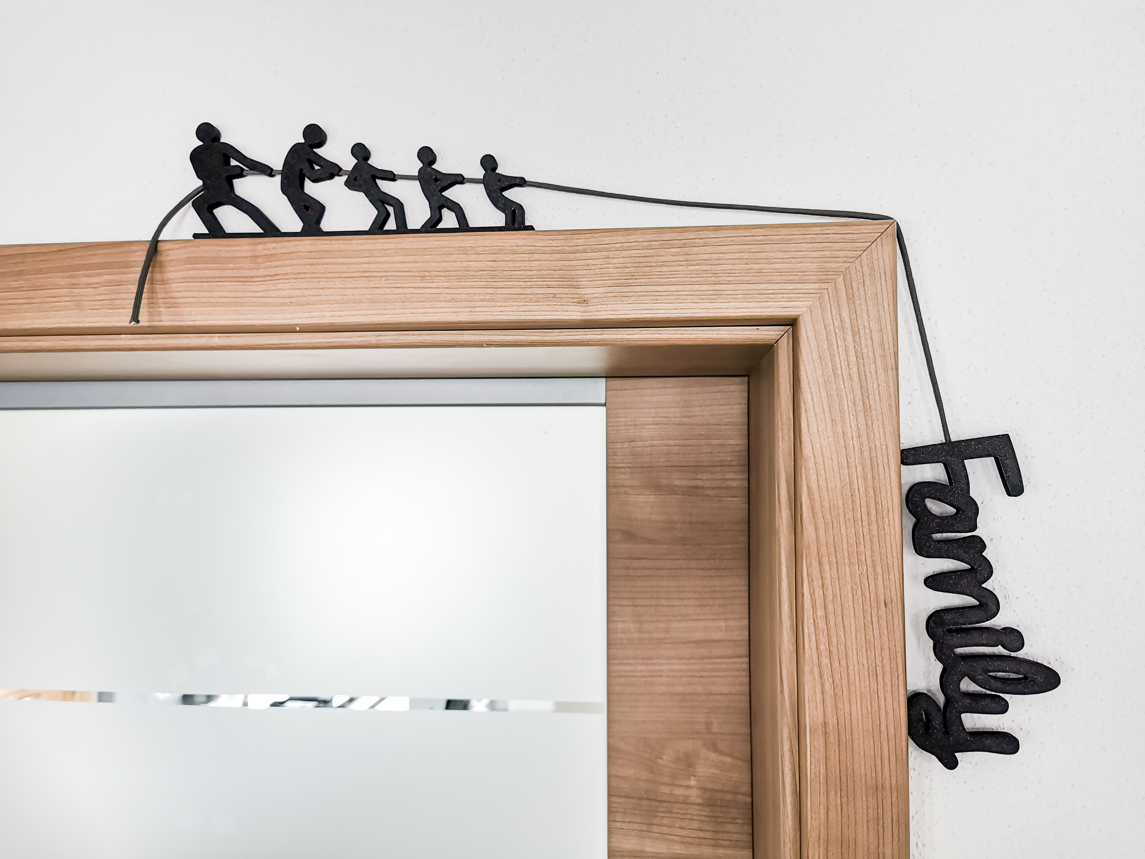 Trang Trí Khung Cửa - Gia Đình Kéo Co