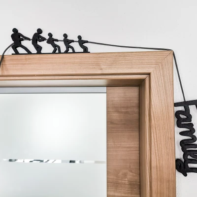 Trang Trí Khung Cửa - Gia Đình Kéo Co