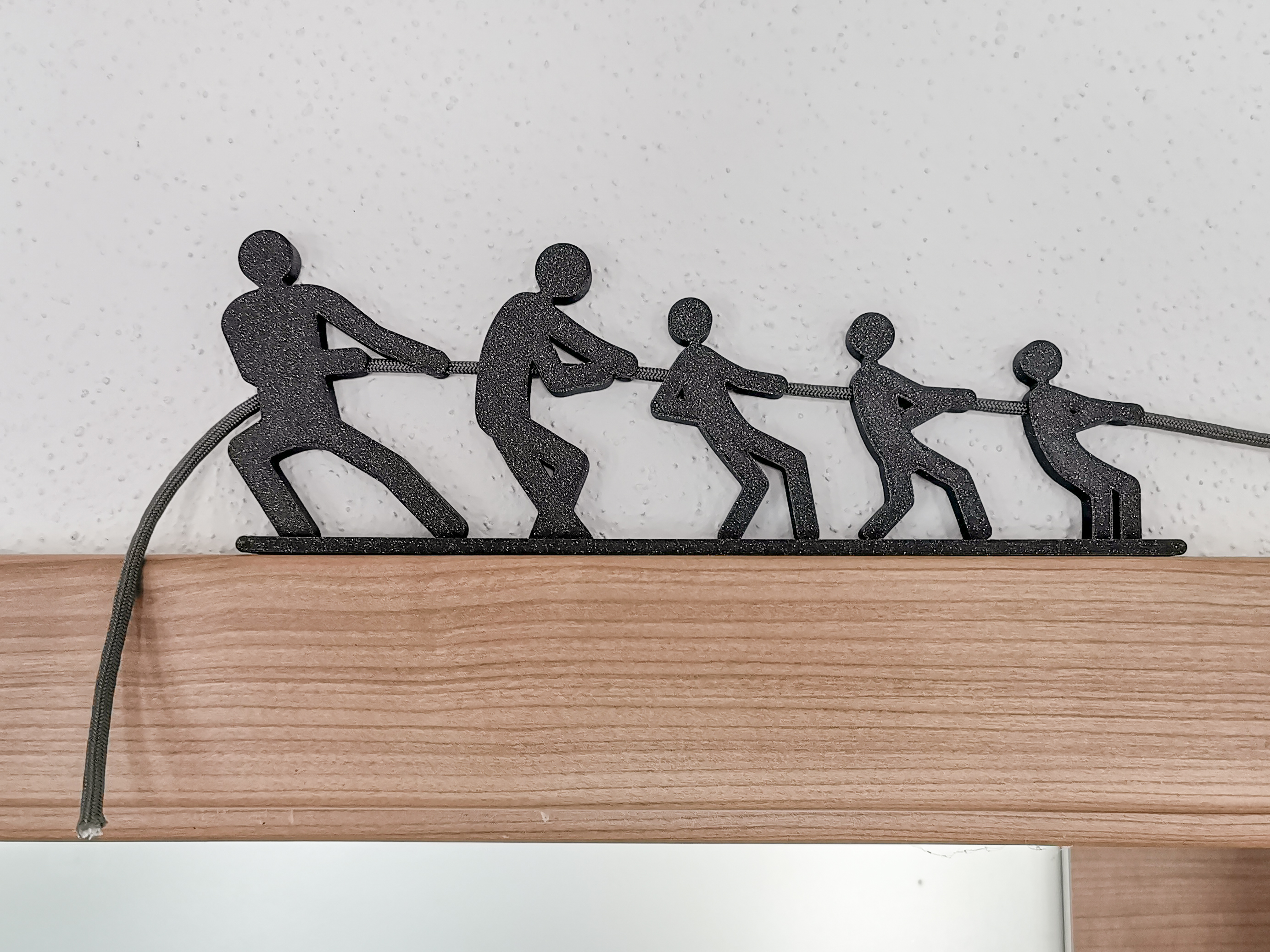 Trang Trí Khung Cửa - Gia Đình Kéo Co