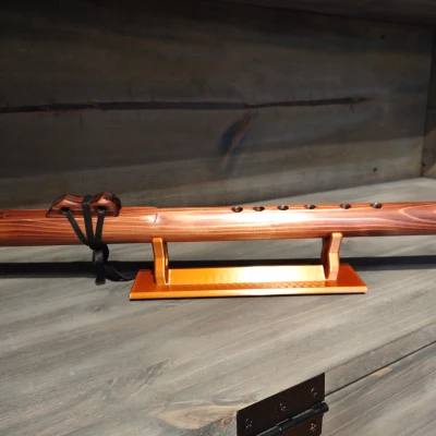 Đế Sáo Ngang và Chỗ Để Nhạc Cụ Trên Bàn