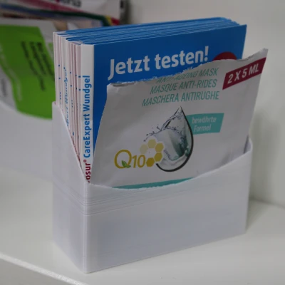 Kệ đựng gói mỹ phẩm và nguyên liệu làm bánh tối giản