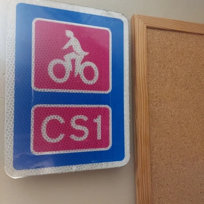 Giá Treo Biển Báo Giao Thông 'Số 20' Lên Tường