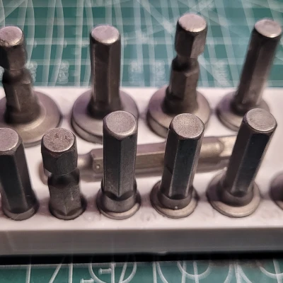 Tổ chức ổ cắm có nhãn Gridfinity