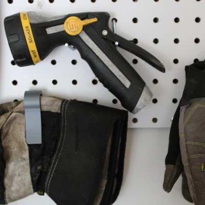 Kẹp Găng Tay Cho Pegboard