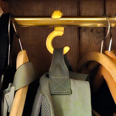 Móc Treo Ba Lô Chữ S Xoay – Tối Ưu Cho Thanh Tủ Quần Áo