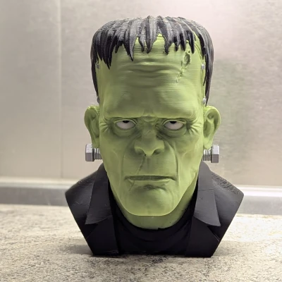 Tượng bán thân Frankenstein / Giá đỡ tai nghe