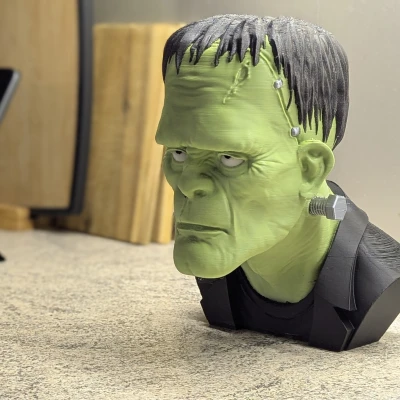 Tượng bán thân Frankenstein / Giá đỡ tai nghe