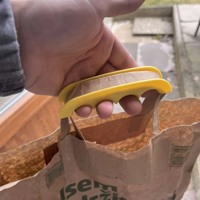 Kẹp túi nilon đi chợ, mang được nhiều thứ cùng lúc