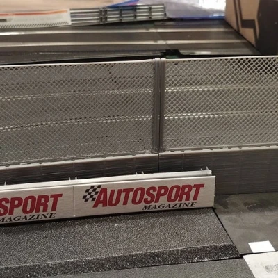 Tường chắn va chạm và Hàng rào cho Slot Car