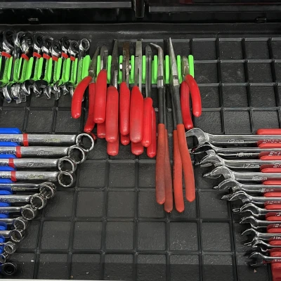 Kệ Gridfinity đựng 9 kìm