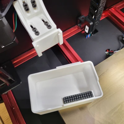 Voron 2.4: Giá đỡ chổi Bamboo A1 có thùng chứa