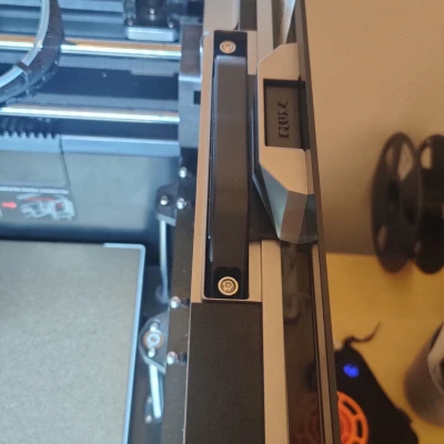 Giá đỡ kính hông Qidi 4 Plus