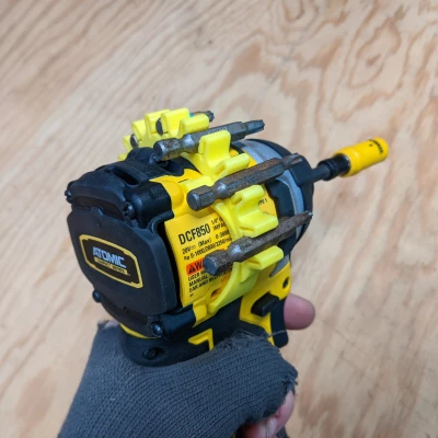 Kẹp Giữ Mũi Vặn Vít DeWalt DCF850B