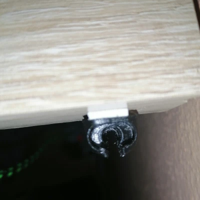 Chỗ cắm cáp USB-C, giữ dây gọn gàng trên bàn làm việc/bàn học