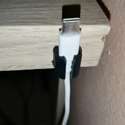 Chỗ cắm cáp USB-C, giữ dây gọn gàng trên bàn làm việc/bàn học