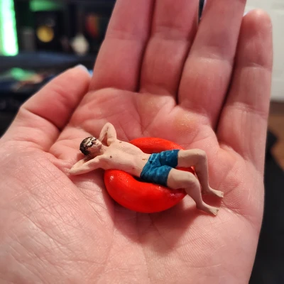 Chàng Trai Bé Nhỏ Trên Phao Bơi