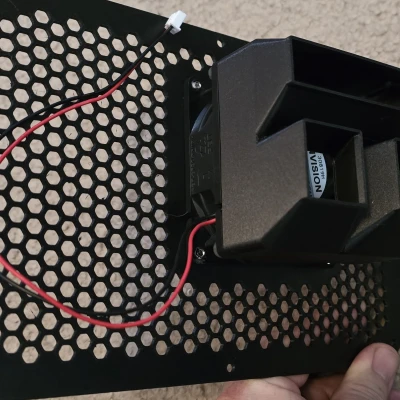 Tấm Che Mainboard Qidi Plus 4 Có Quạt 80mm và Ống Dẫn