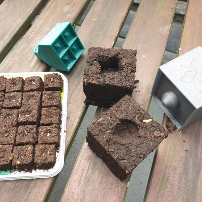 Khuôn làm/chặn đất trồng - in liền