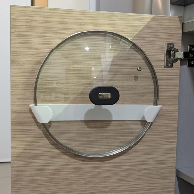 Giá Đỡ Vung Nồi Gắn Cánh Tủ (Dán)