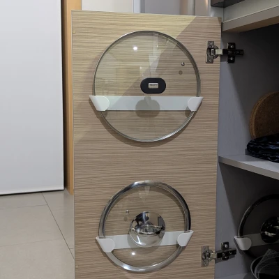 Giá Đỡ Vung Nồi Gắn Cánh Tủ (Dán)