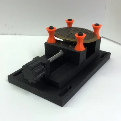 Máy Kẹp Vạn Năng Nhỏ Gọn Hoặc Ê Tô Xách Tay