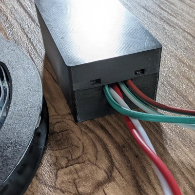 Vỏ ESP32 tối giản có jack DC cho WLED