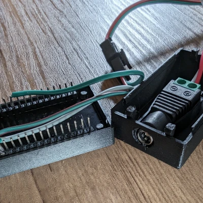 Vỏ ESP32 tối giản có jack DC cho WLED