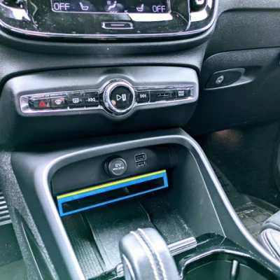 Khe Điện Thoại Trung Tâm Xe Volvo XC40