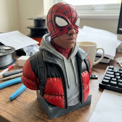 Tượng Spider-Man Miles Morales | Áo Phao Phong Cách Đường Phố