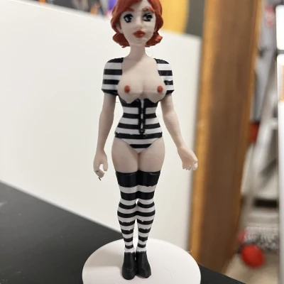 Tóc Đỏ Diện Bustier & Vớ Sọc (NSFW)