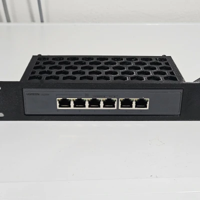 Giá đỡ rack 19 inch Ugreen Poe Switch CM741